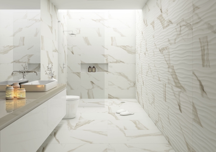 modèle de carrelage salle de bain en blanc et beige, idée aménagement salle de bain avec cabine de douche, lumière salle de bain avec fenêtre de plafond