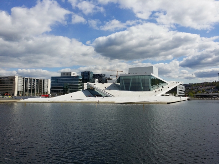 le bâtiment moderne du nouvel opéra de la capitale norvégienne, qui fait partie de la nouvelle architecture éco-responsable, oslo, capitale verte européenne en 2019