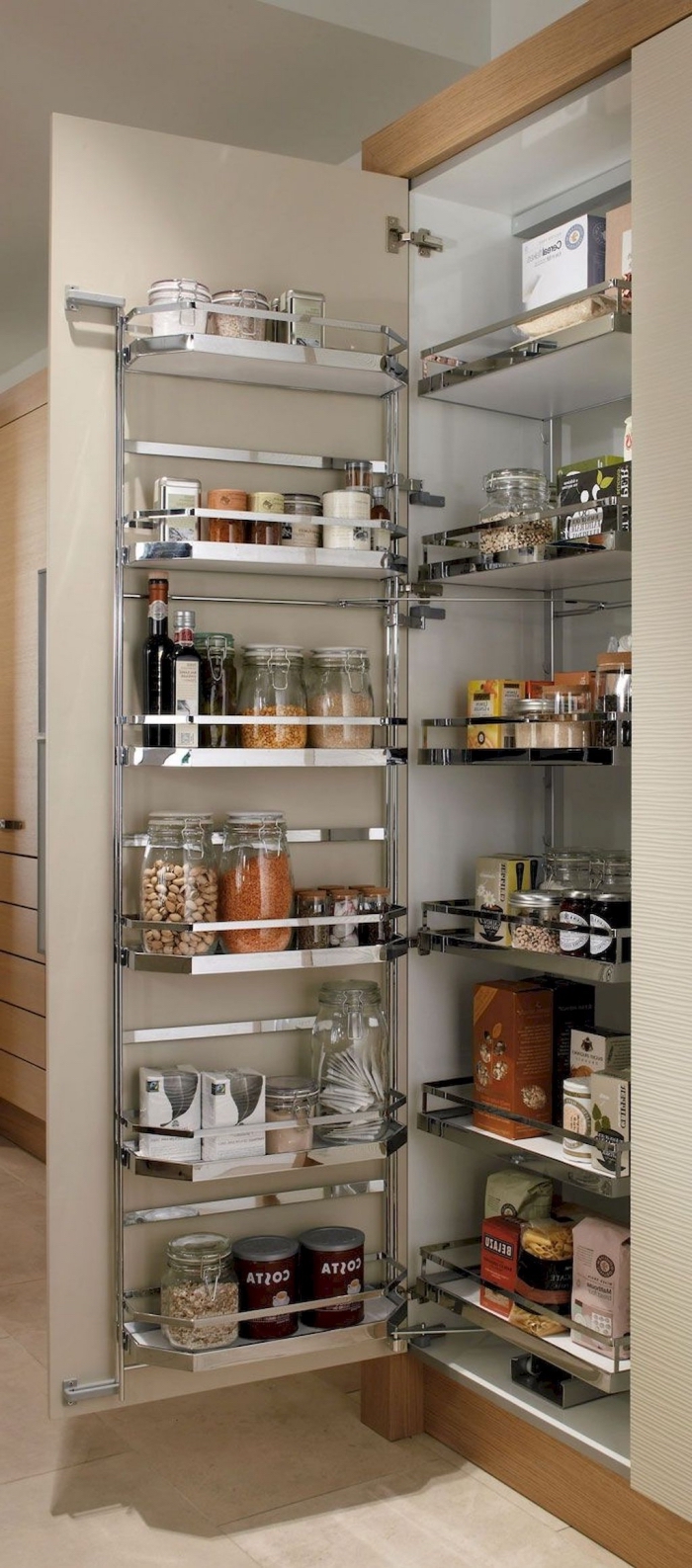 un système de rangement placard cuisine avec des étagères métalliques sur les portes de l'armoire et des tiroirs coulissants