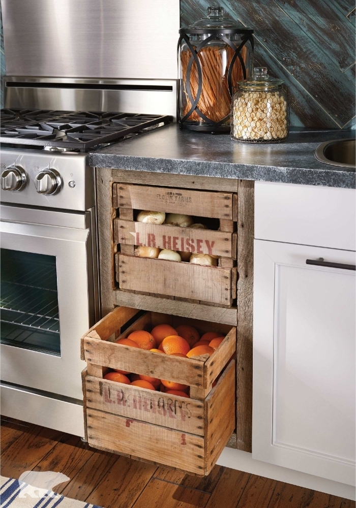 des tiroirs range-légumes récup réalisés à partir des caisses en bois récupérées, encastrées dans les armoires de bas