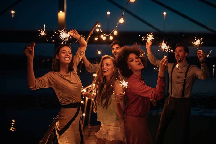 décoration sans faute de goût, idee nouvel an avec feu de bengale, des gens qui s amusent en plein air, comment organiser une soirée nouve an 2018