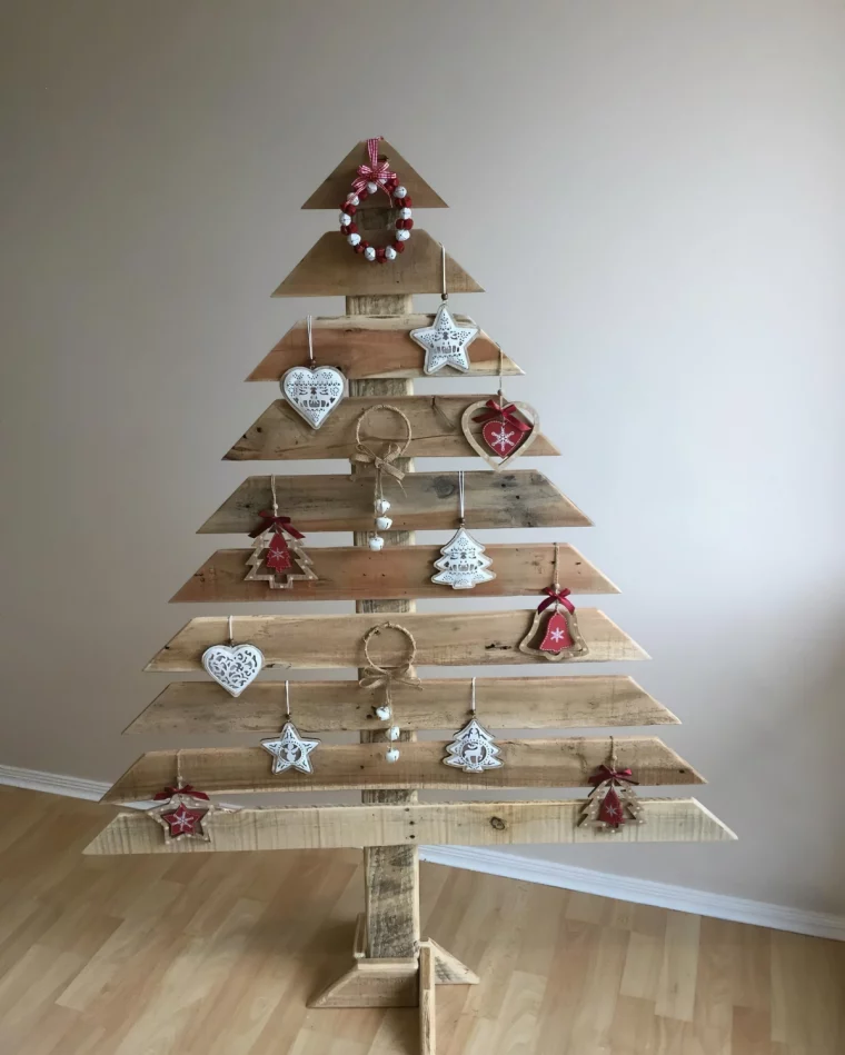 ornements bois tissu sapin en bois de palette a faire soi meme