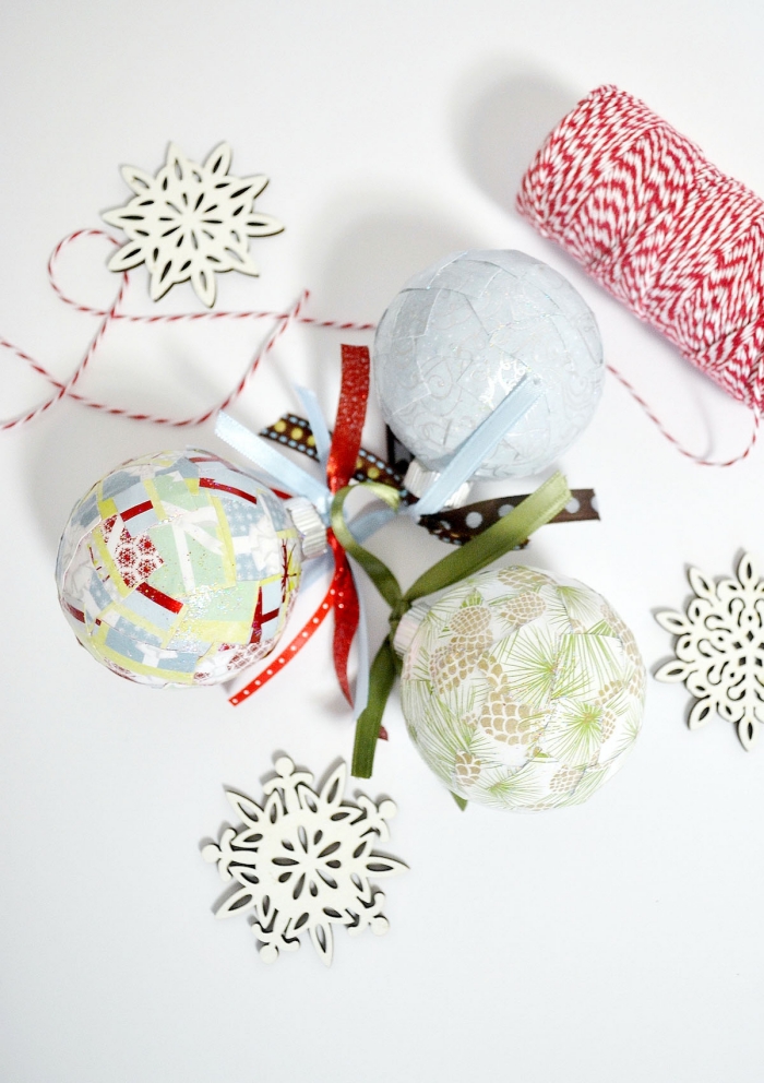des boules de noël enveloppées de chutes de papier cadeau à motifs de noël, decoration de noel fait main