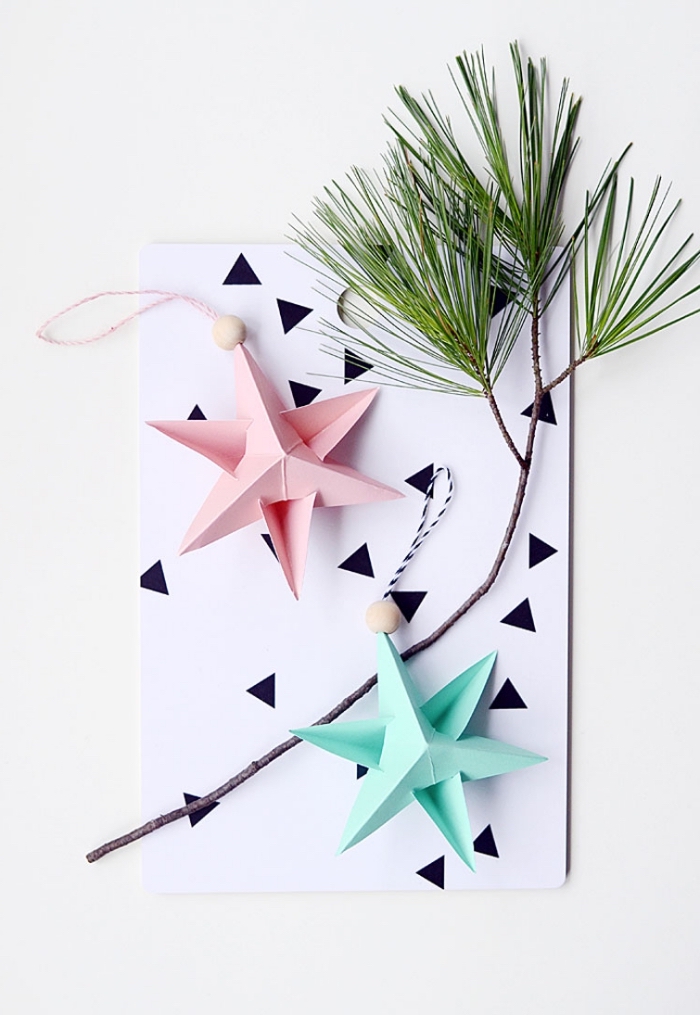 des ornements de noël sapin origami en rose et pastel avec perles de bois naturel pour une décoration de sapin à la fois douce et moderne
