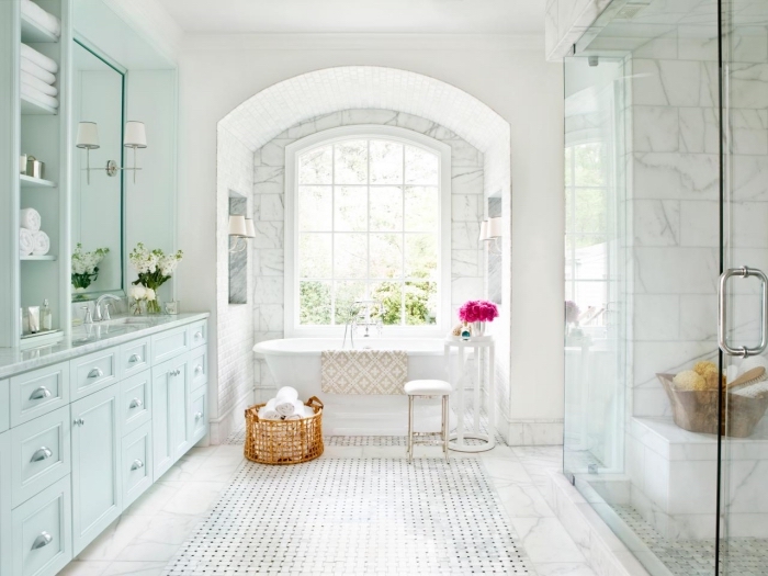 carrelage sdb imitation marbre, meuble salle de bain en bois peint vert pastel, déco salle de bain avec baignoire
