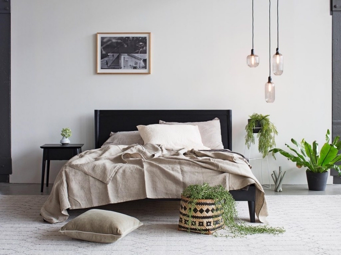 design intérieur de style minimaliste et bohème moderne avec plantes, deco chambre parentale aux murs de nuance blanche