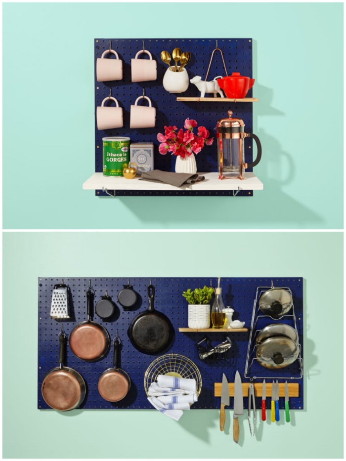 un panneau perforé peint en bleu marine transformé en rangement de cuisine fonctionnel et gain de place pour y suspendre la vaisselle et les ustensiles de cuisine