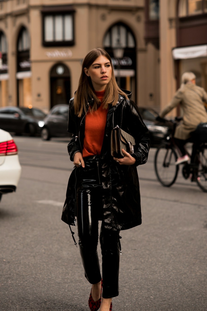 jean simili cuir femme, pull col montant orange, veste longue cuir noir, sac à main tendance