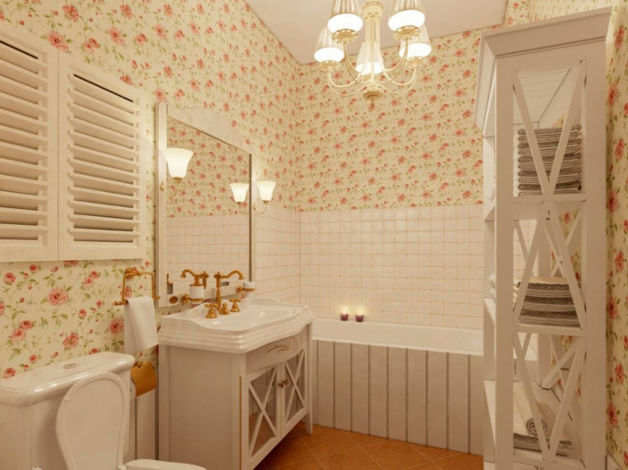 petite salle de bain, papier peint shabby aux motifs floraux, lavabo blanc, commode blanche et robinet doré, meuble colonne blanc, plafonnier baroque