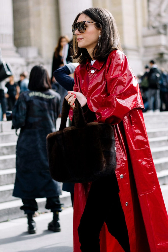 sac à main en fausse fourrure marron, manteau vinyl, vetement femme chic, tenue streetstyle