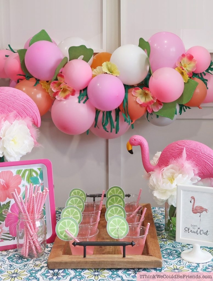 fête flamingue, ballons roses, franges en papier suspendues à la guirlande, flamingue, cocktails roses