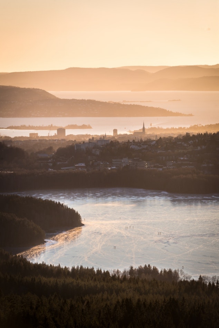 un joli paysage panoramique de la capitale norvégienne au coucher du soleil qui montre la proximité de la ville à la nature
