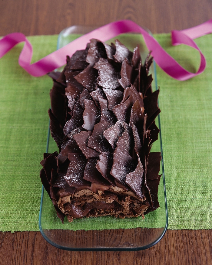 buche patissiere facile au chocolat décorée avec des copeaux de chocolat pour un effet écorce de bois