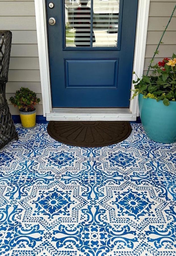 sol de terrasse extérieur en carrelage peint avec motif decoratif bleu sur blanc à la portugaise et porte entrée bleu pétrole