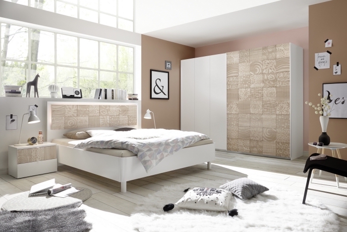 design intérieur cozy aux murs neutres, peinture murale nuance taupe et plafond blanc, tapis rond moelleux en blanc