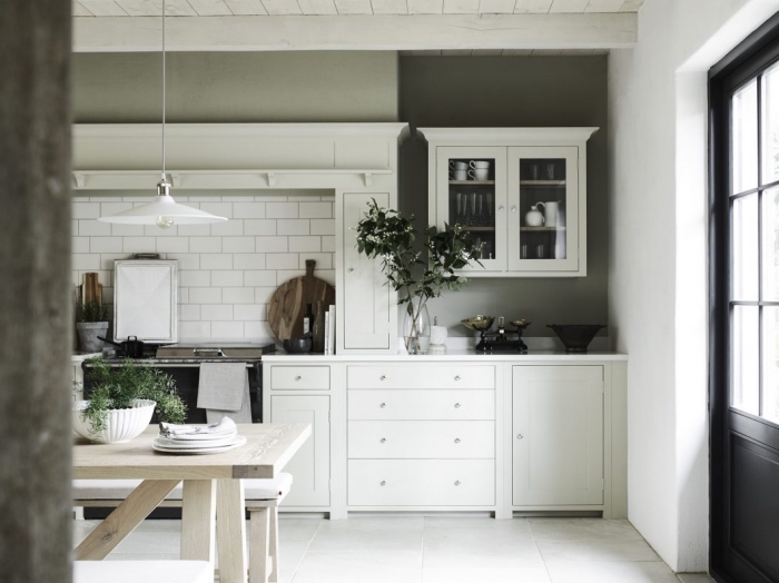 quelle couleur associer au gris, aménagement cuisine classique et moderne avec murs gris et plafond en blanc