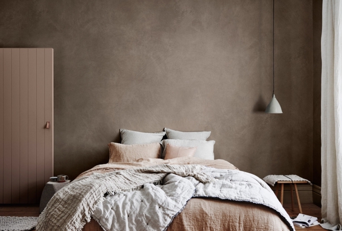 décoration chambre cozy aux murs en nuance marron, idée coloris marron nuance taupe, tendance couleurs intérieur 2019