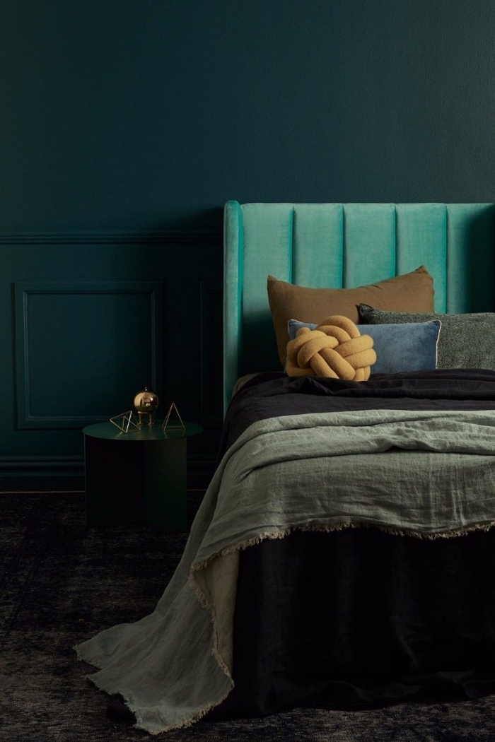 coloris vert chrome dans une chambre à coucher, déco chambre adulte aux murs foncés, accessoires couleur terreuses coussin jaune moutarde