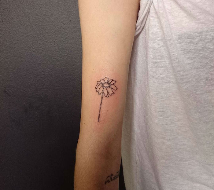 petit tatouage discret bras pour femme petite fleur en ligne fine noire 