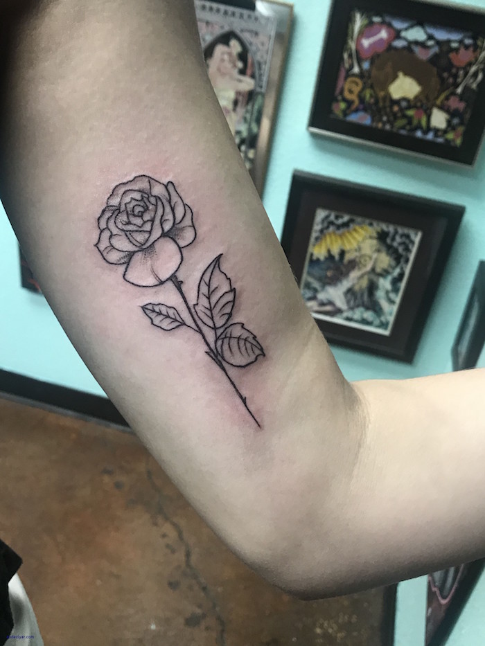 petit tatouage femme rose simple en ligne noire sur intérieur du bras