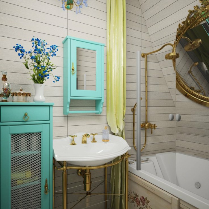 aménager une petite salle de bain rétro, baignoire à encastrer, placard avec miroir turquoise, vase rétro blanc avec fleurs bleues, armoire turquoise, lavabo à robinets et plomberie doré
