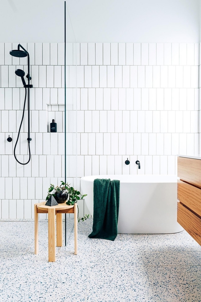 modèle faience salle de bain, comment décorer une salle de bain avec finitions en noir mate et meubles en bois