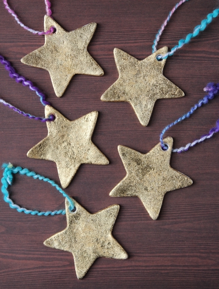 étoiles de noel décorées de paillettes couleur or, idee de decorations sapin de noel simples, activité pour enfants facile et rapide