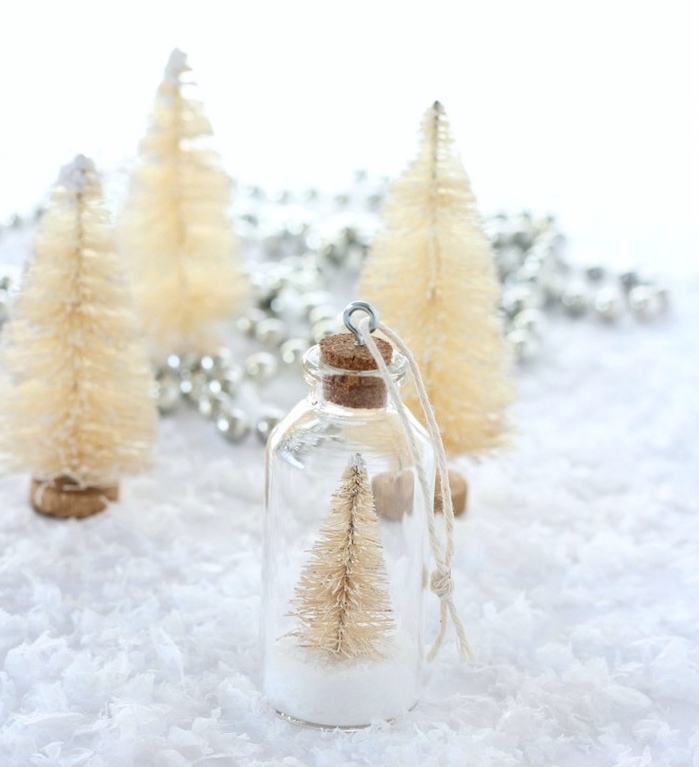 fabrication boule à noel dans une petite fiole transparente avec neige artificielle et figurine de sapin miniature couleur or