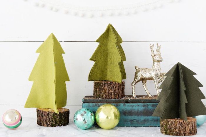 petits rondins de bois avec mini sapins en feutrine verte, decoration a fabriquer pour noel, boules de neige et renne rudolphe en or
