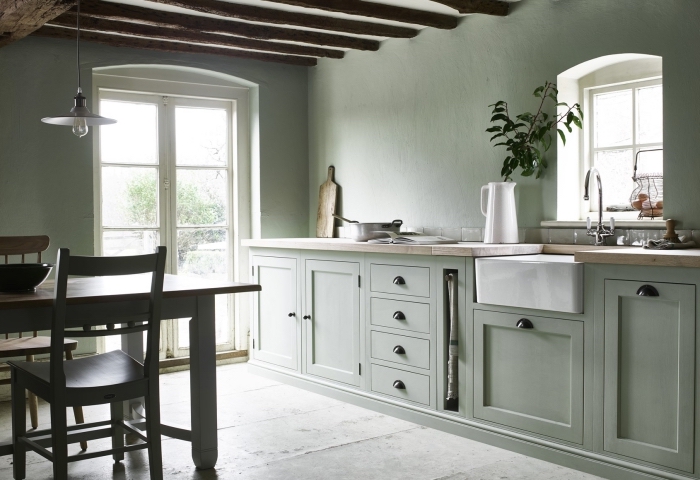 déco de cuisine style rustique aux murs gris verdâtre et plafond avec poutres bois brut, couleur mur cuisine vert pastel