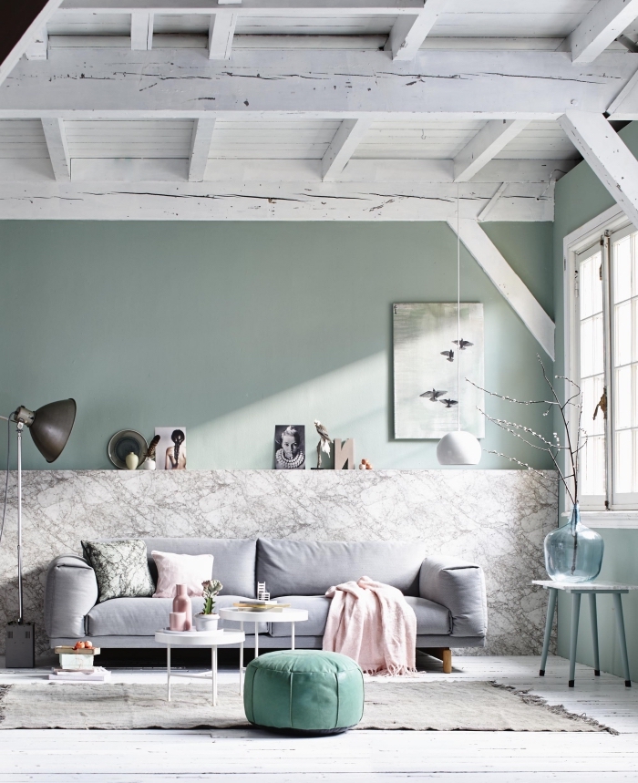 déco stylée dans une pièce aux murs pastel avec plafond blanc, couleur mur salon, idée peinture tendance 2019