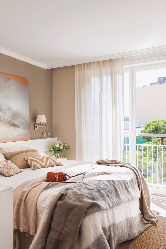 déco de chambre adulte bicolore, peinture murale nuance beige combinée avec plafond blanc et accessoires en nuances terreuses