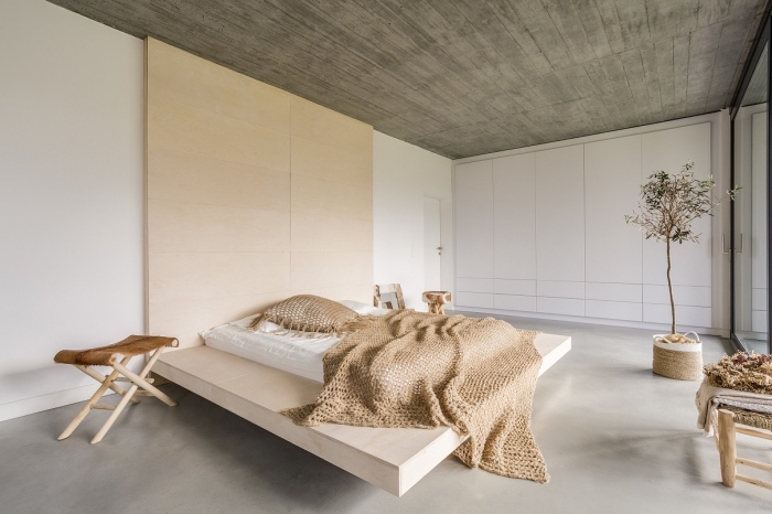 design intérieur moderne de style minimaliste, déco de chambre à coucher aux couleurs neutres, choix peinture blanche