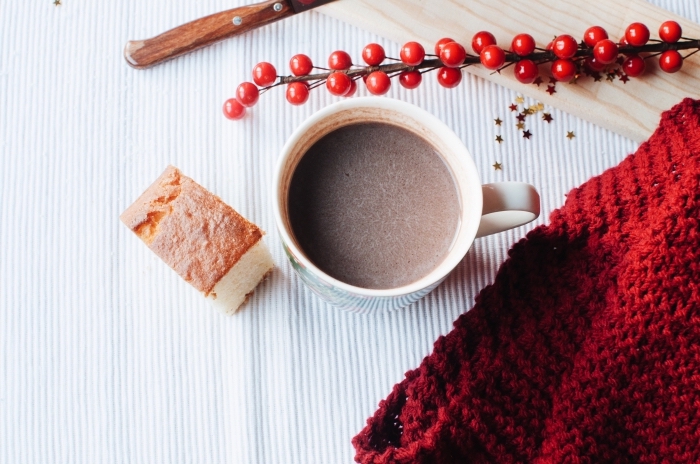 décoration de noel avec objets en rouge et blanc, mug tasse rempli de boisson chaude, recette chocolat chaud gourmand