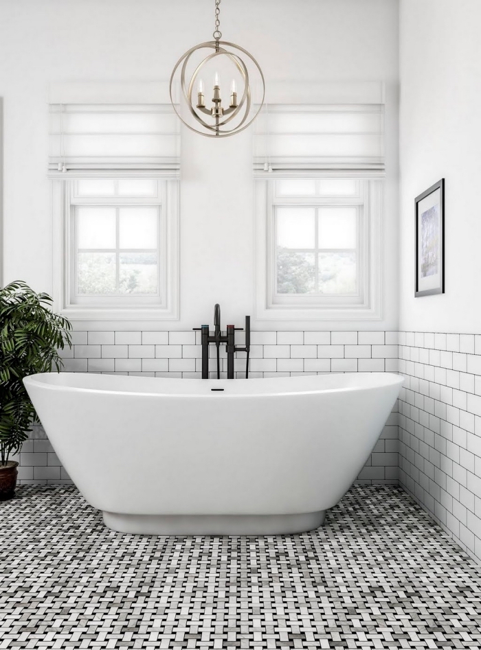 modele salle de bain avec grande baignoire, choix revêtement de sol en carrelage effet relief, lustre en cuivre avec bougies