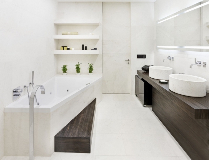 déco minimaliste dans une salle de bain blanche avec meuble bois foncé, astuce rangement étagère murale
