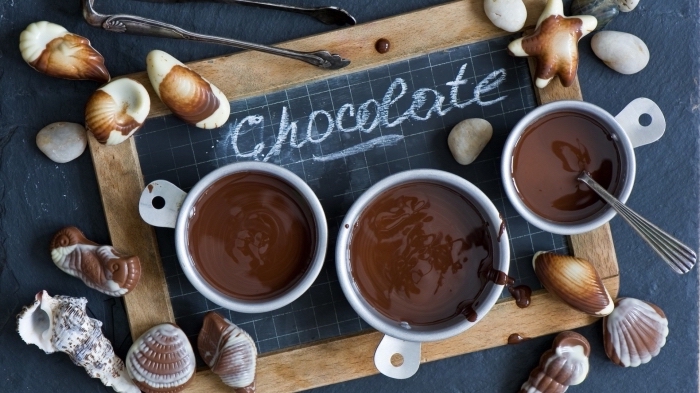 comment faire un chocolat chaud sans lait, recette chocolat chaud cacao en poudre, mug rempli de boisson chaude au chocolat