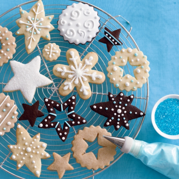 recette gateau de noel facile, décoration de biscuits avec poche et glaçage royal ou sucre glace, modèle biscuit en forme étoile