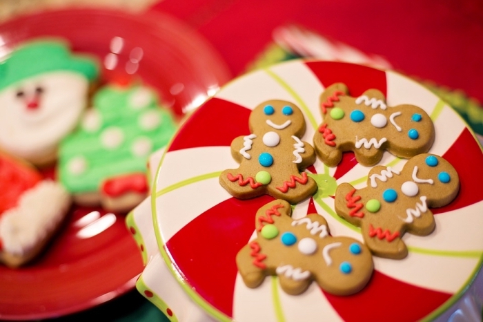 idées petit gateau de noel, mini biscuits faciles en forme de bonhommes de neige au gingembre et à la cannelle