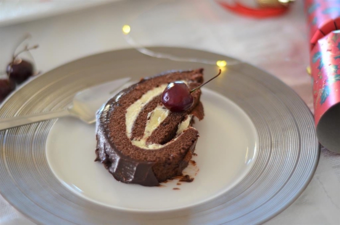 recette dessert noel originale sans gluten, un gâteau roulé classique chocolat et vanille aux cerises au whisky