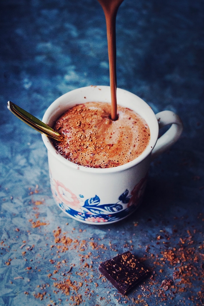 idée chocolat chaud sans lait, mug de café à design fleuris, préparation boisson chaude au chocolat fondu épais