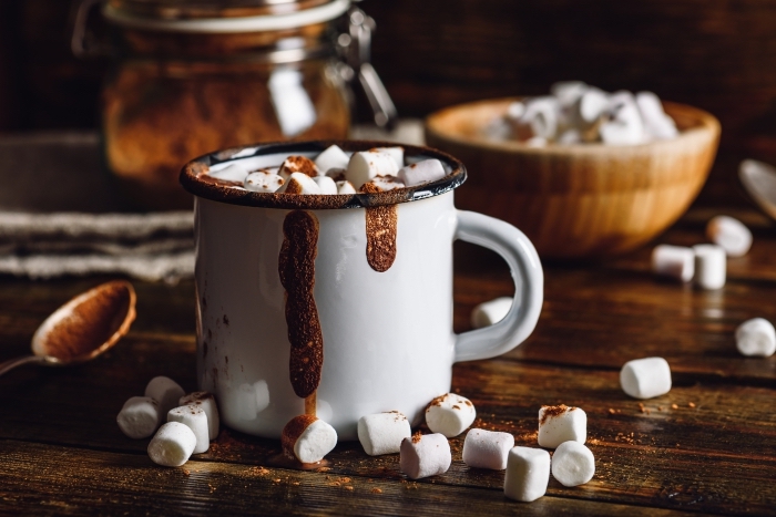 comment préparer un chocolat chaud gourmand facile, recette boisson au cacao en poudre et lait garni de guimauves fondues