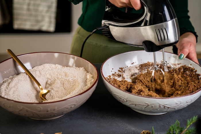 battre le melange de farine et le melange de sucre, beurre de coco, melasse et cacahuete, recette pain d épice pour sablés