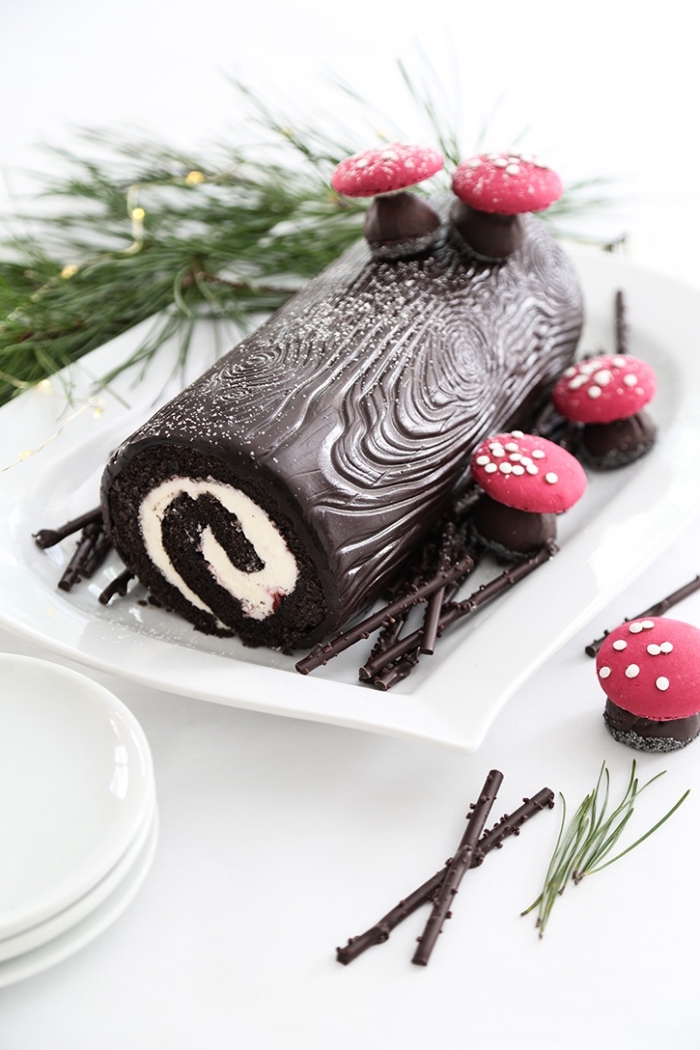 recette buche patissiere en pâte à sucre qui revisite le gâteau classique forêt noire, au chocolat et à la vanille, 