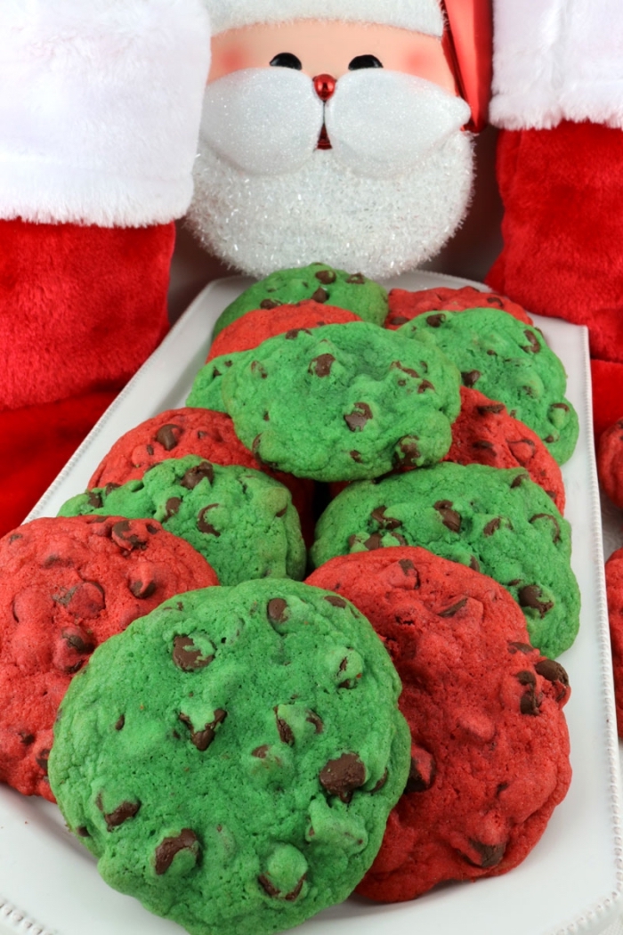 recette biscuits de noel au chocolat, décorer des cookies au chocolat avec colorant alimentaire, cookies couleurs de noel