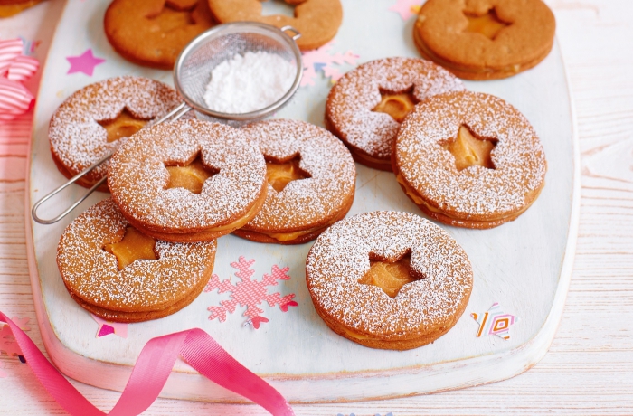 exemple bredele à la vanille et golden sirop, idée comment faire biscuit de noel en forme ronde avec étoile au centre