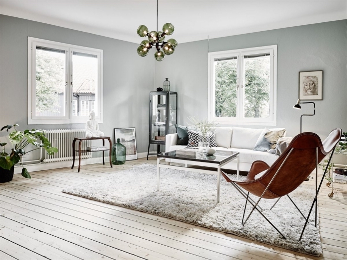 design intérieur moderne dans un salon spacieux aux murs gris et plafond blanc, couleur mur salon gris verdâtre