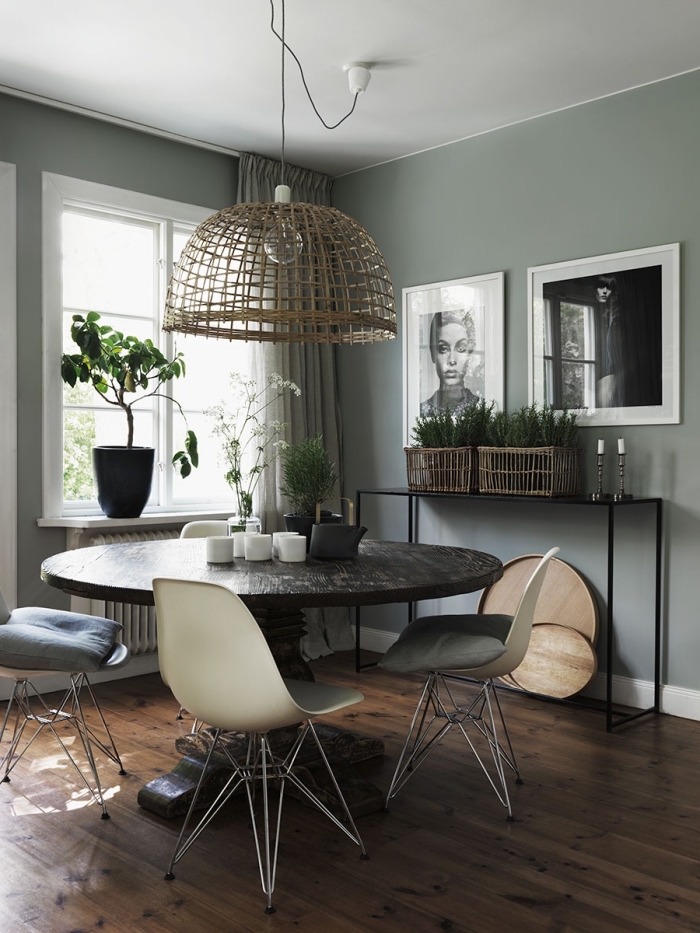 déco de salon aux mur gris et plafond blanc avec plancher foncé, meuble salle à manger avec table ronde en bois brut
