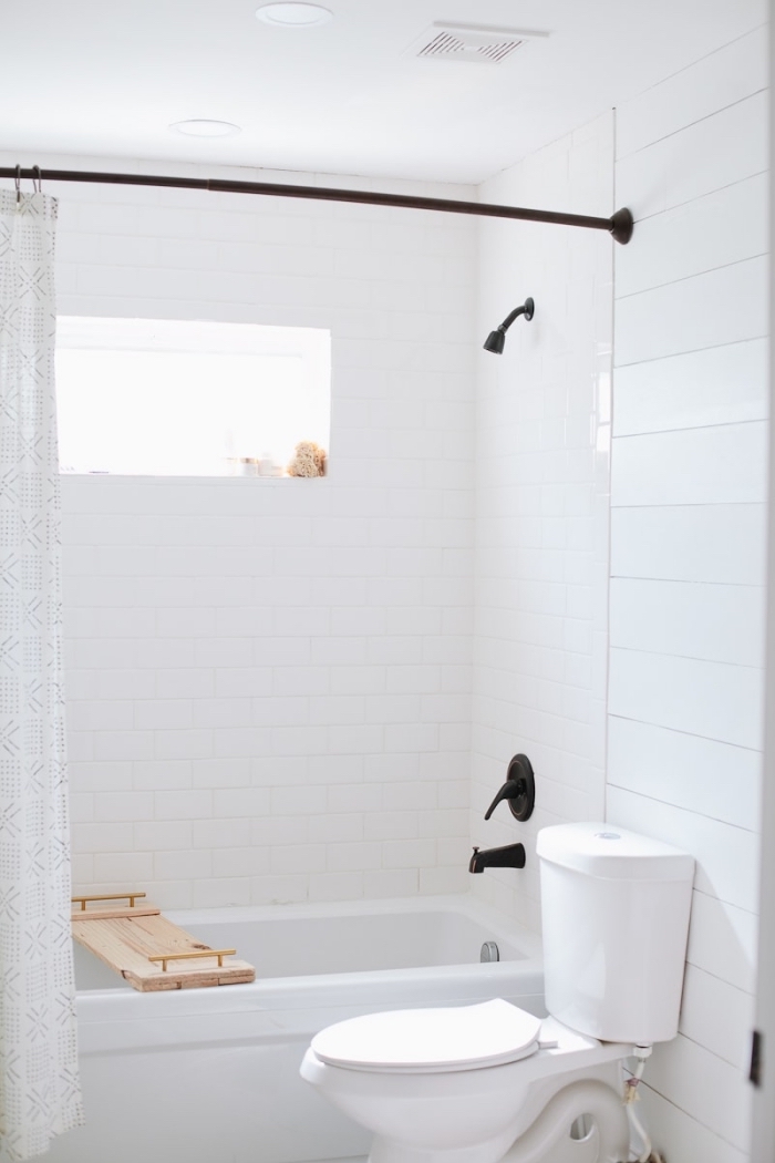 amenagement petite salle de bain 4m2 avec baignoire, design intérieur style minimaliste, déco salle de bain monochrome