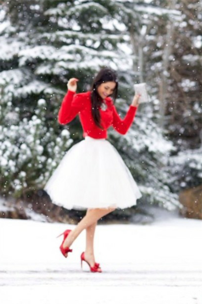 Tenue habillée femme ou tenue décontractée chic femme beauté inspiration, jupe pouffée blanche et pull rouge adorable look